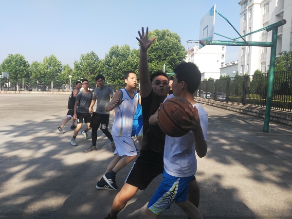 云顶国际yd888举行欢送2018届毕业生师生篮球赛